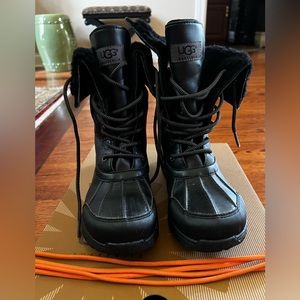 Ugg kid winter boots. K Butte II. Black with optional orange laces. Size 5.